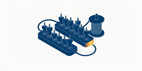 Illustration en style dessiné : deux multiprises branchées l'une sur l'autre et un enrouleur, une connexion mise en évidence.