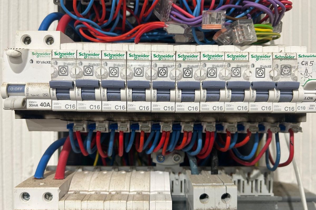 Rangée de disjoncteurs de 16 A sous un interrupteur différentiel de 40 A, 30 mA.